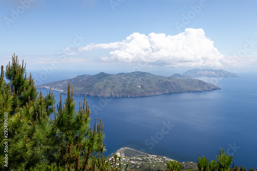 Vue sur Lipari depuis Salina, Îles Éoliennes, Sicile