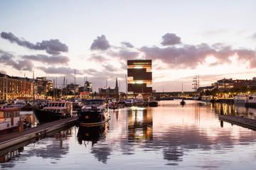 Tableau sur plexiglas Anvers Quartier Eilandje d'Anvers au crépuscule  © kite_rin