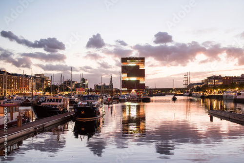Anvers, Belgique, belle vue nocturne de la zone et du port modernes d& 39 Eilandje. Petit quartier insulaire et marine à voile au coucher du soleil. Destination de voyage populaire et attraction touristique