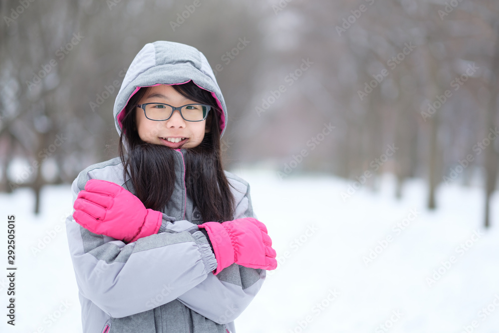Φωτογραφία Portrait of Asian teen girl in snowing winter