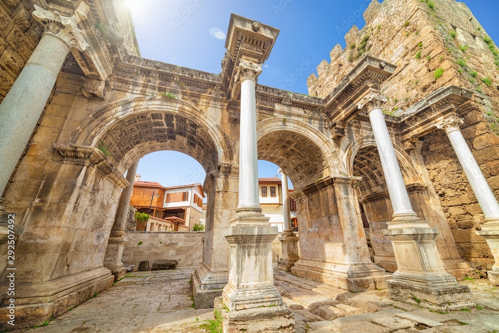 Obraz premium Brama Hadriana to słynne zabytki znajdujące się na starym mieście w dzielnicy Kaleici w popularnym kurorcie Antalya w Turcji