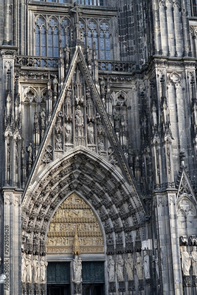 Fototapeta premium Hauptportal des Kölner Doms mit der Maria - Muttergottes - Statue im Zentrum
