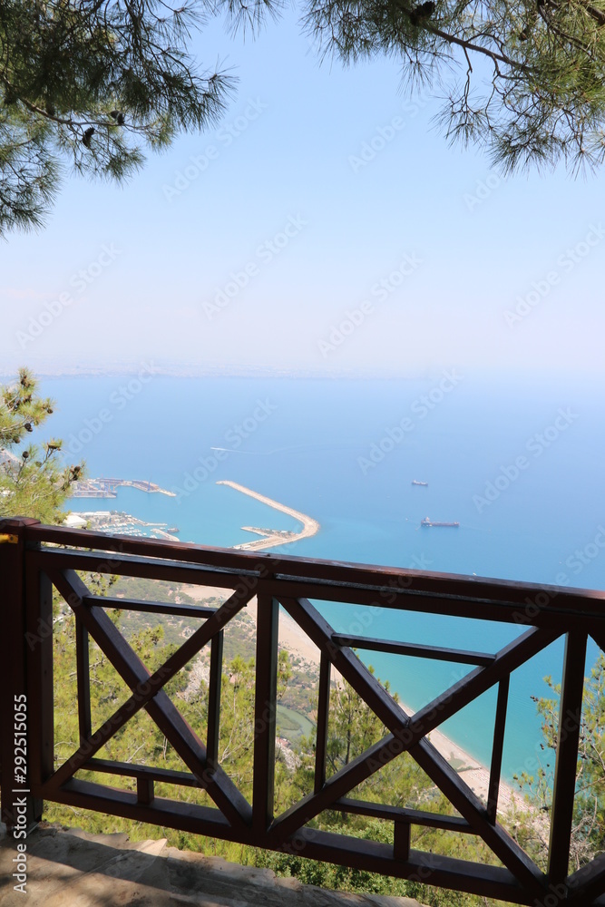Gardinen mit Blick aus den von Aussichtsplattform in Antalya auf Küste und Meer #292515055