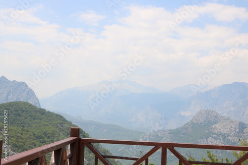 Ausblick ins Taurusgebirge von Aussichtsplattform an Seilbahn in Antalya