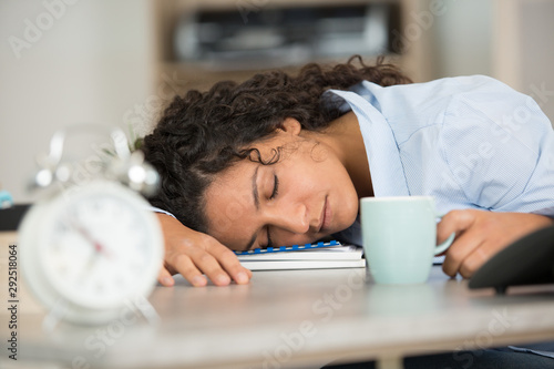 Photos businesswoman sleeping in the offices desk