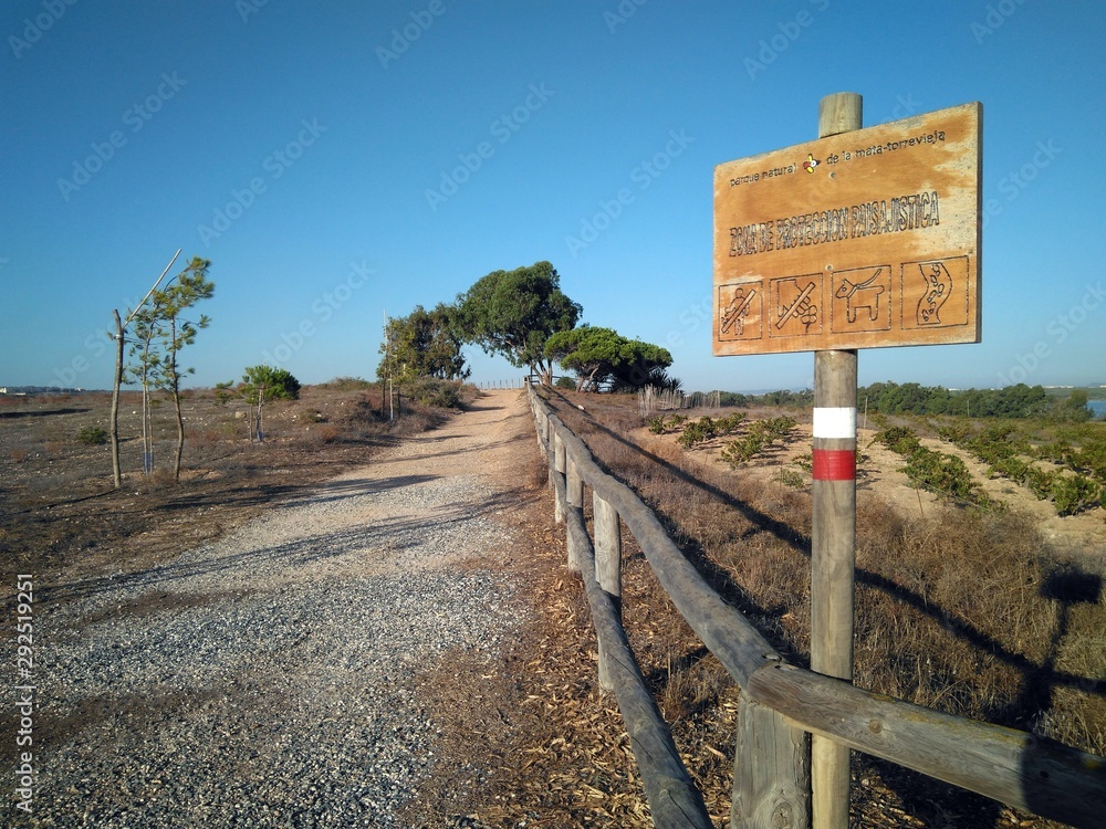 Φωτογραφία Sendero de ruta de largo recorrido hacia árboles al fondo