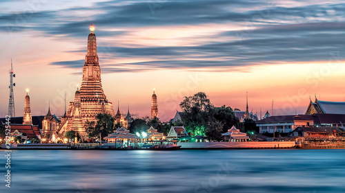 Photography Wat Arun temple at sunset in Bangkok, Thailand
