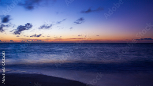 鹿児島県・与論町 与論島 夏の海岸の夕景 © w.aoki