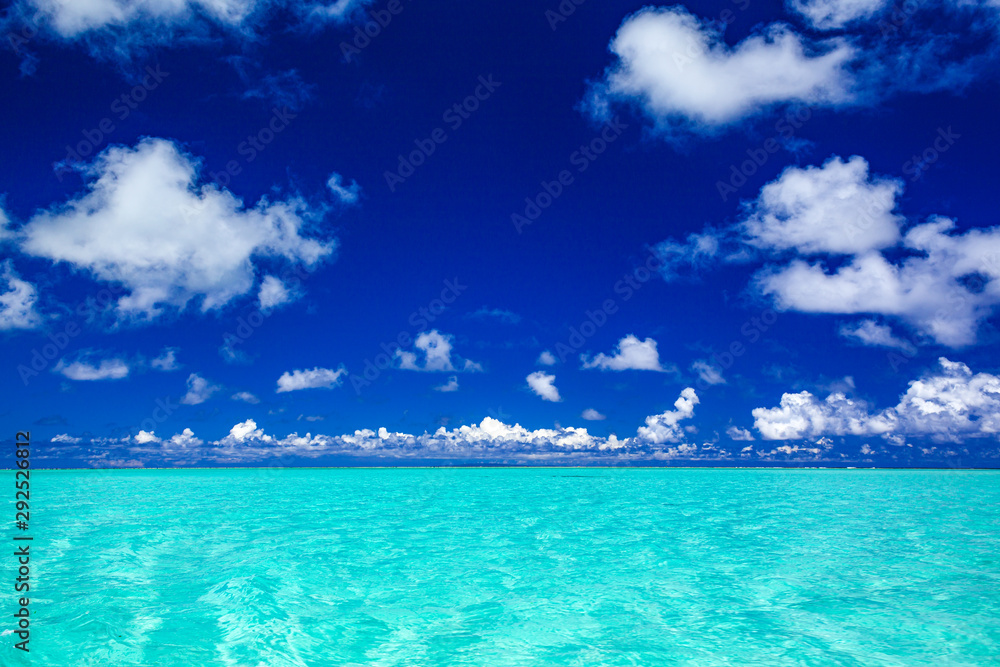 鹿児島県・与論町 与論島 夏の百合ヶ浜の風景