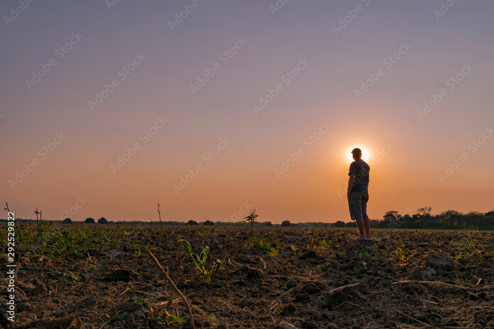 Fototapeta premium Hombre Mirando el Atardecer