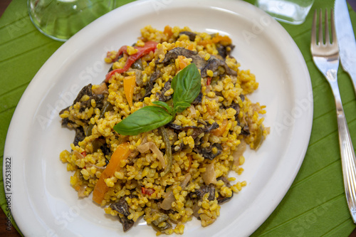 plato de arroz y verduras