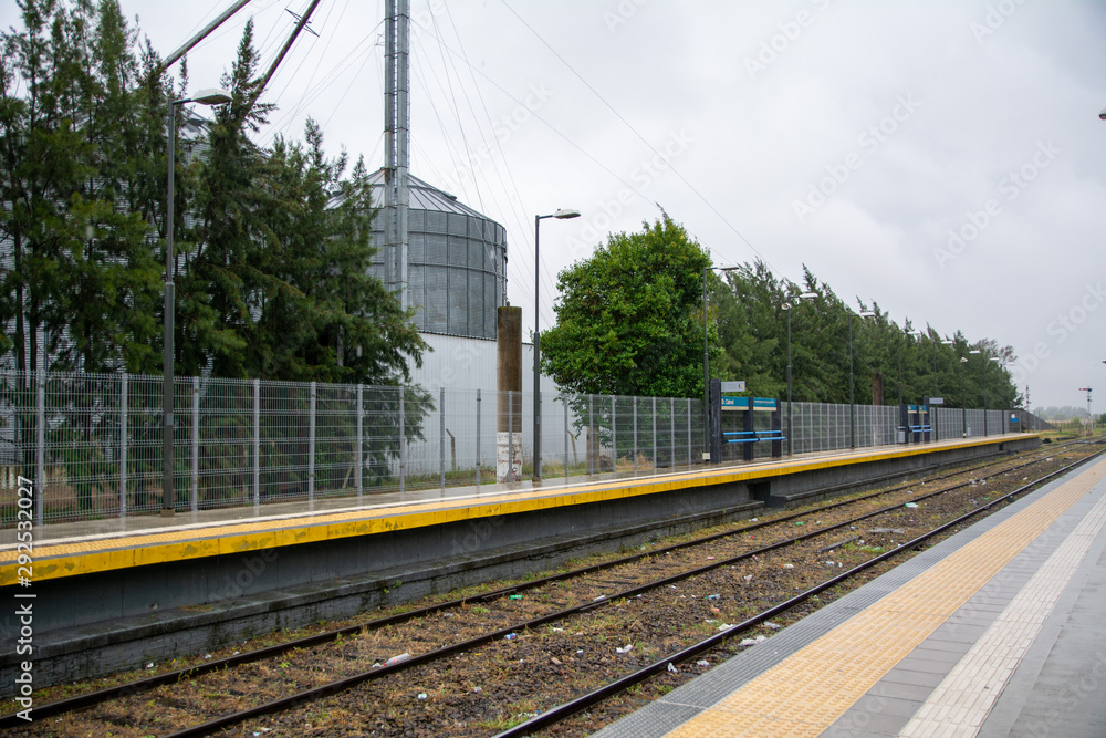 Fototapeta premium ferrocarril en el campo