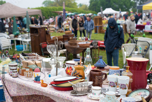 bric-à-brac dans un vide-grenier