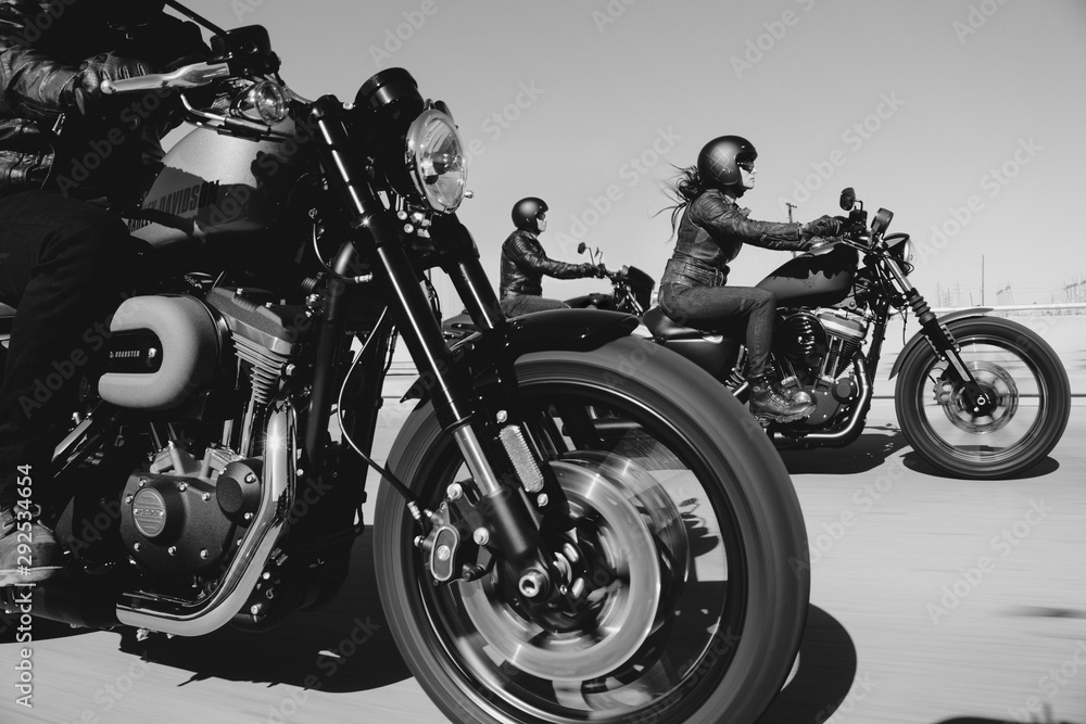 mężczyzna na motocyklu <span>plik: #292534654 | autor: Ryand</span>