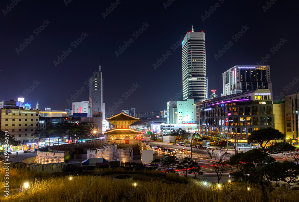 Fototapeta premium Traffic at Dongdaemun gate in Seoul South Korea.