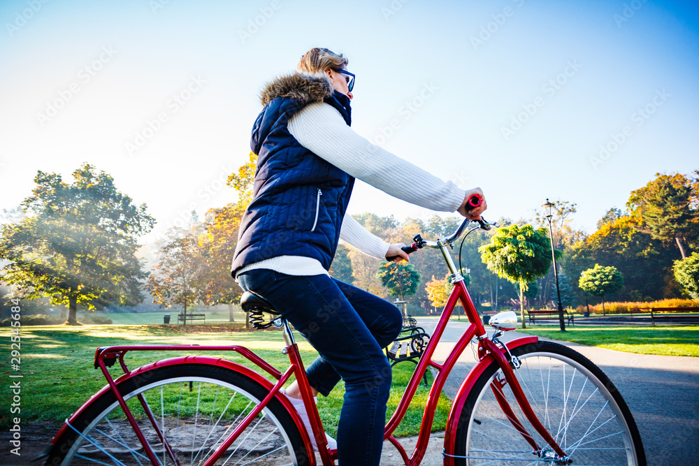 Obraz premium Urban biking - woman riding bike in city park