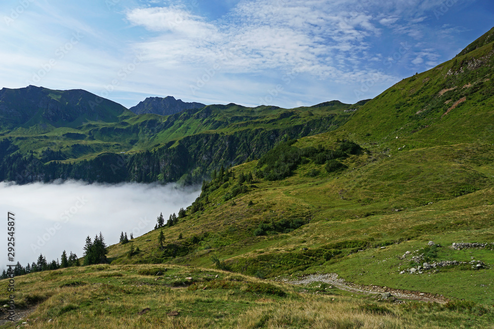 Bergidylle der österreichischen Alpen über dem Nebelmeer