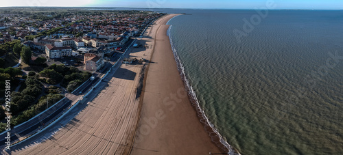 Obraz na płótnie Chatelaillon Plage (Charente Maritime, France) - Vue aérienne de la plage w salonie
