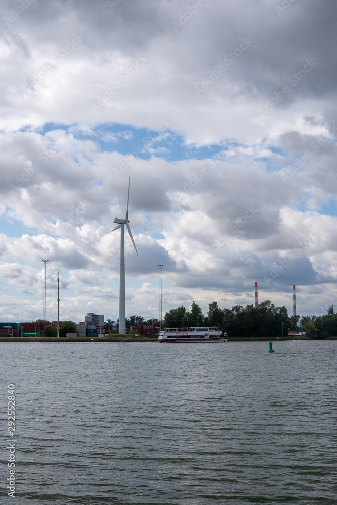 Fototapeta premium Windrad ian der Donau in Wien