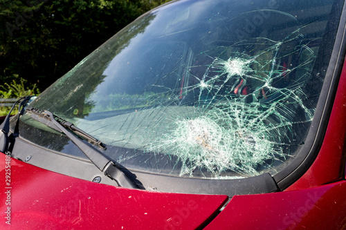 Foto accident damaged windshield of a car