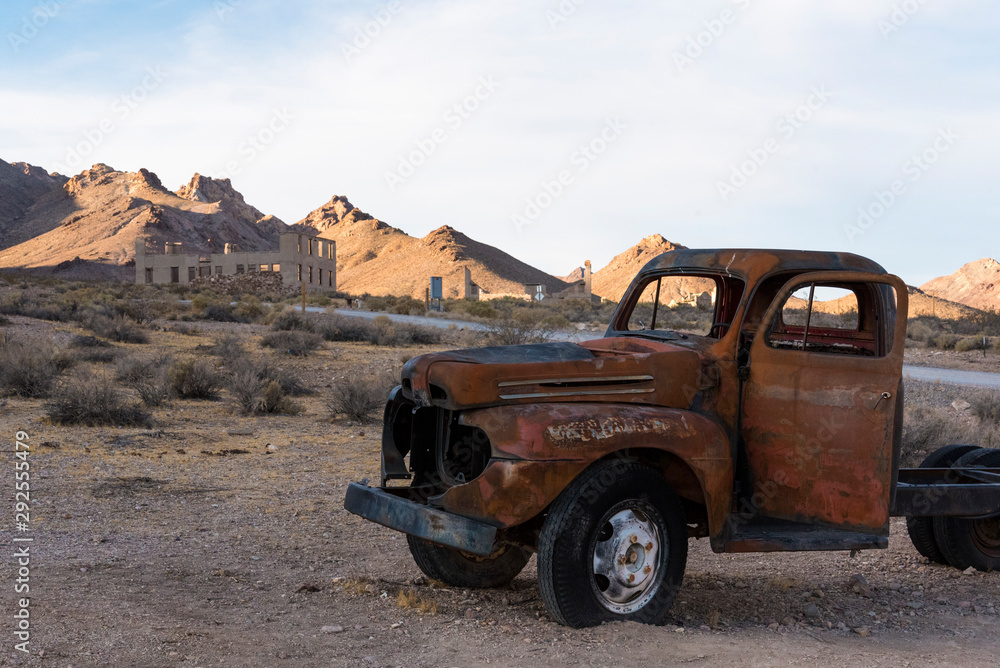 Naklejka Zabytkowy samochód w Ghost Town Rhyolite w pobliżu Doliny Śmierci 02