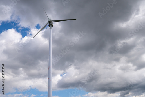Windkraftwerk mit wolkigem Hintergrund alleine
