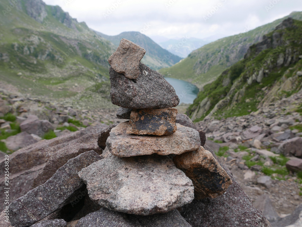 meraviglioso paesaggio dolomitico, tra rocce e verdi vallate meraviglioso paesaggio dolomitico, tra rocce e verdi vallate