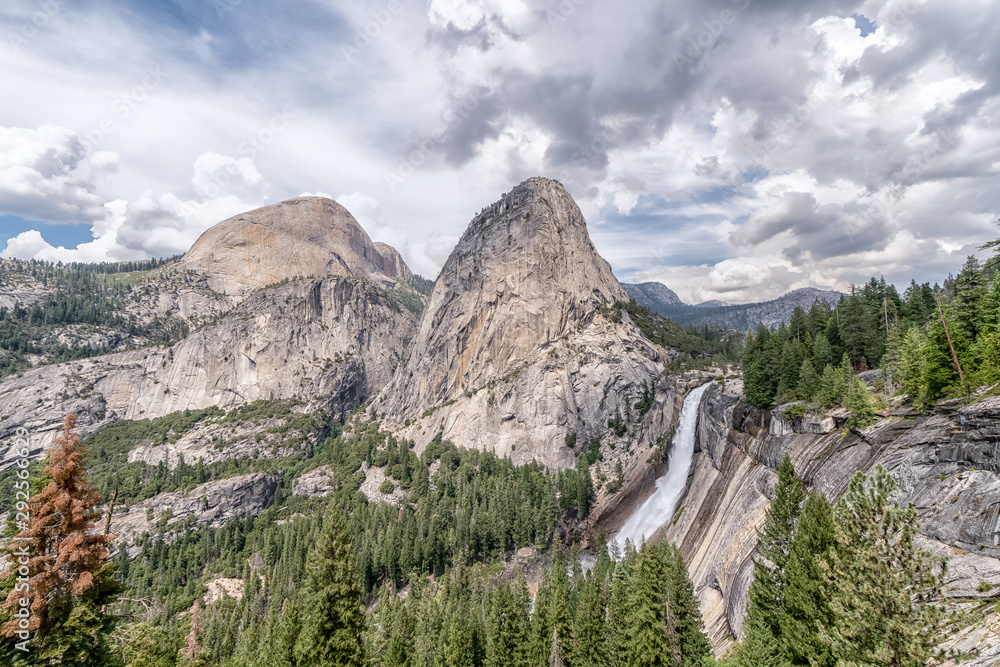 Fototapeta premium Awesome views all around Yosemite National Park in California