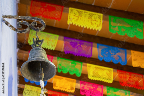 Quadro em tela campana mexicana vigas madera adornos papel colores