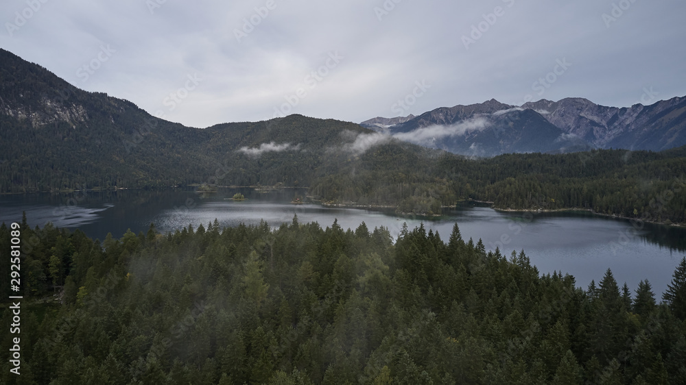 Obraz premium Cloudy german lake eibsee zugspitze