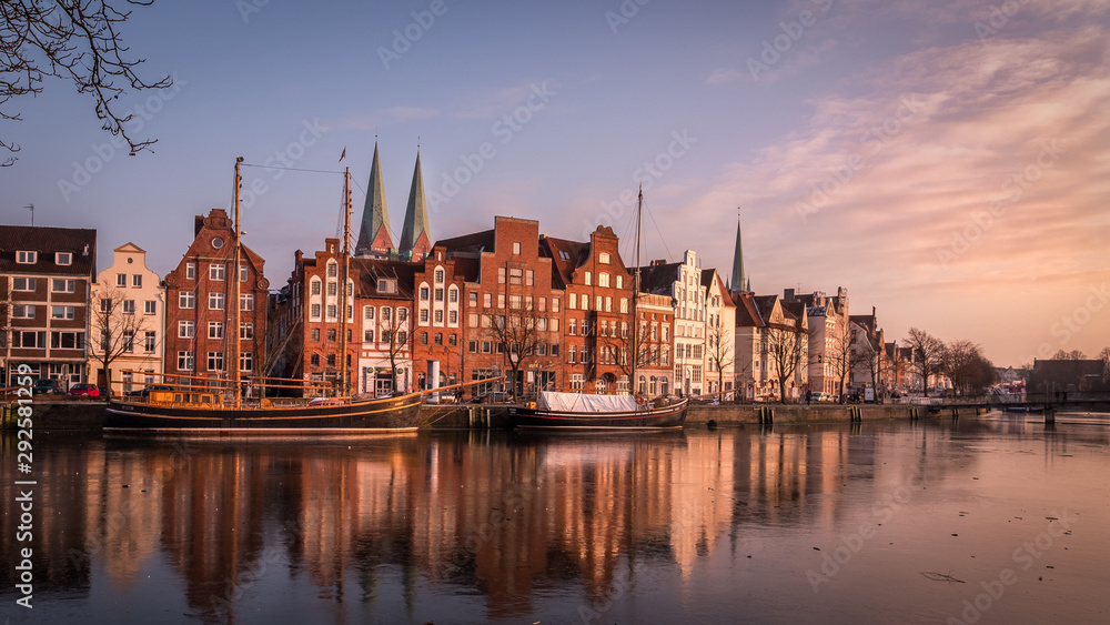 Promenade an der Trave der Hansestadt Lübeck mit Booten 