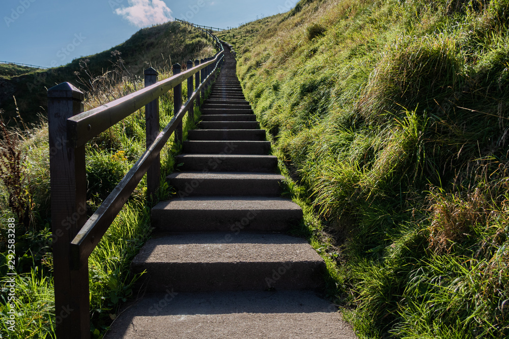 Obraz premium Escalera de madera en montaña, Escocia