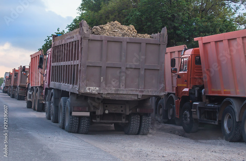 Bilde på lerret convoy of dumped trucks