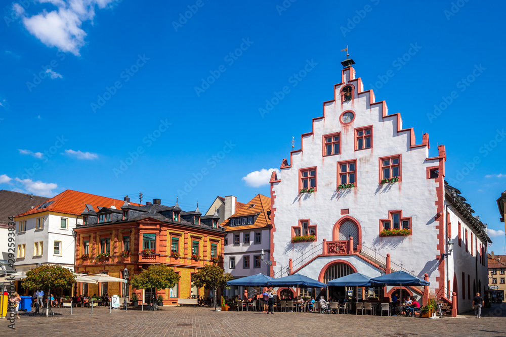 Marktplatz mit historischem Rathaus, Karlstadt am Main, Deutschland