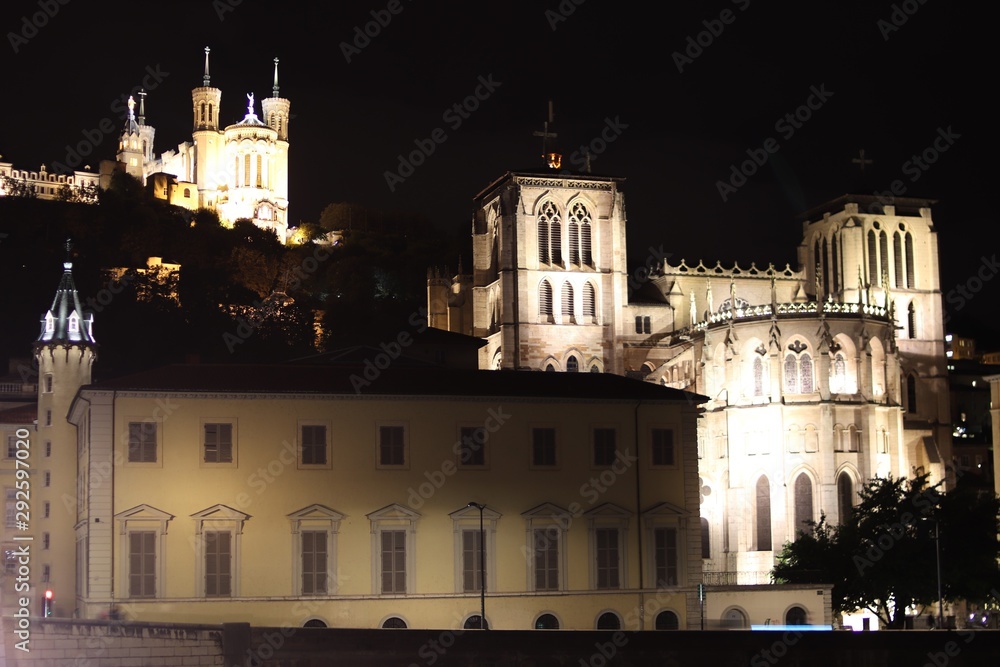Fototapeta premium Basilique de Fourvière et Cathédrale Saint Jean à Lyon la nuit - Ville de Lyon - Département du Rhône - France