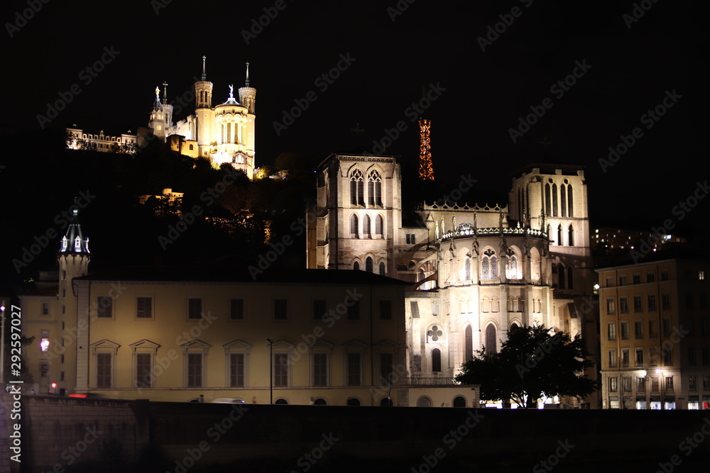 Basilique de Fourvière et Cathédrale Saint Jean à Lyon la nuit - Ville de Lyon - Département du Rhône - France