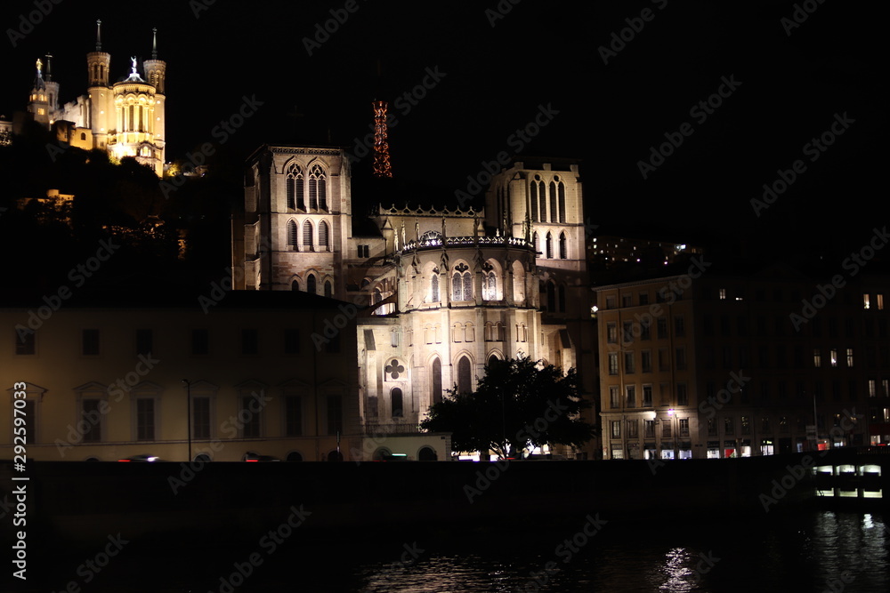 Basilique de Fourvière et Cathédrale Saint Jean à Lyon la nuit - Ville de Lyon - Département du Rhône - France