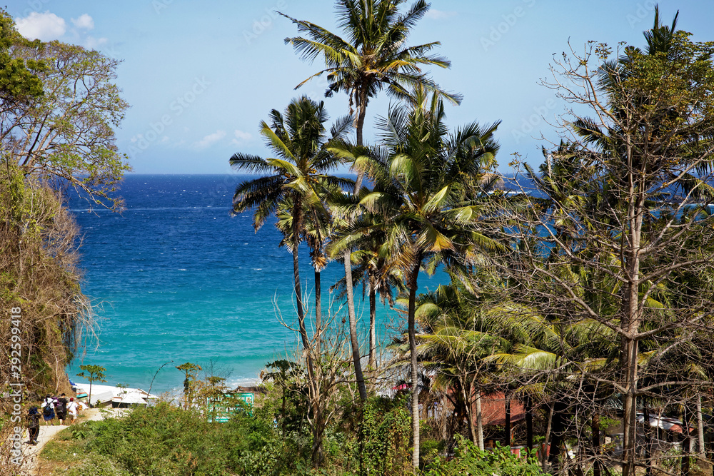 Obraz premium Bali seascape with huge waves at beautiful hidden white sand beach