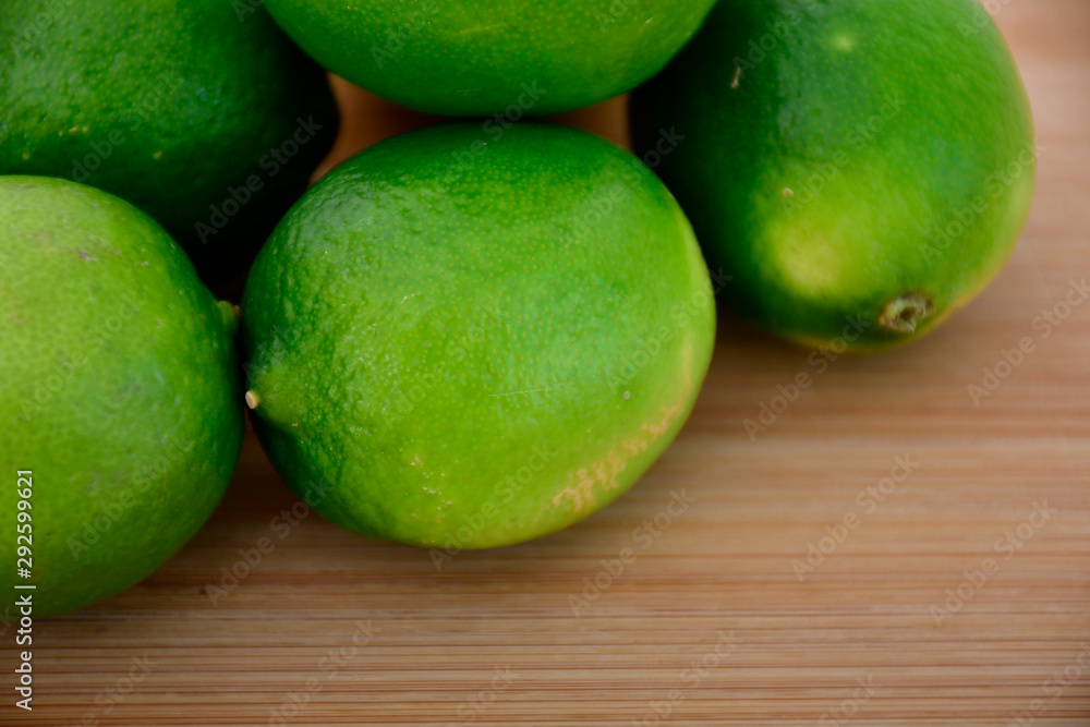 Limones sobre mesa de madera Limones sobre mesa de madera