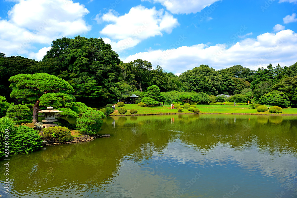 東京都新宿区の晴天の日本庭園 東京都新宿区の晴天の日本庭園