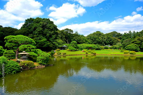 東京都新宿区の晴天の日本庭園