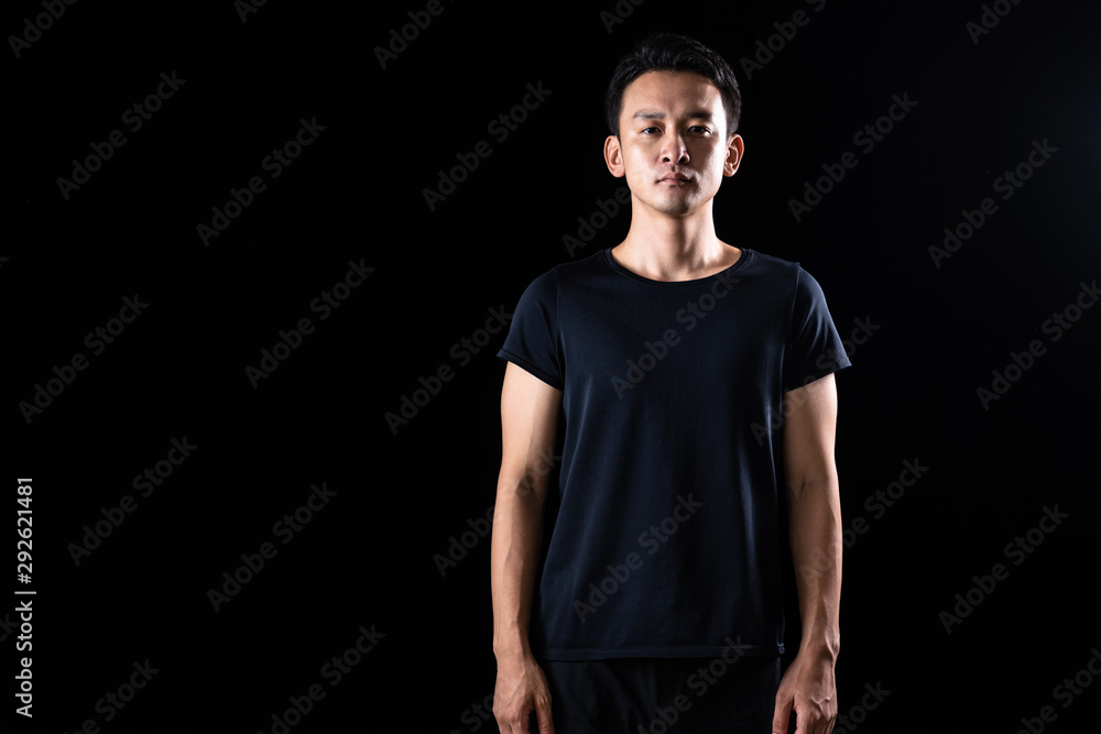 Naklejka premium トレーニングウェア姿のスポーツマン