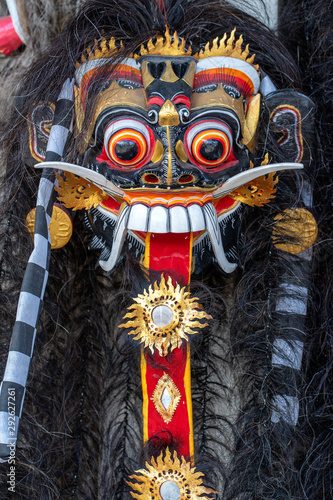 Foto Traditional Balinese Barong mask on street ceremony in island Bali, Indonesia