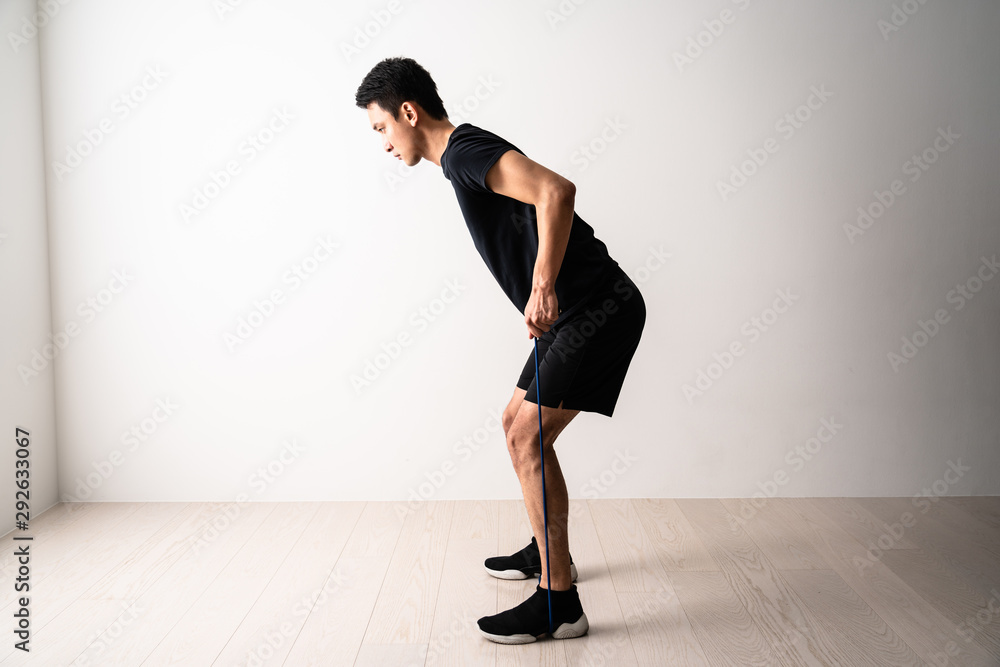 Fototapeta premium チューブトレーニングをするスポーツマン