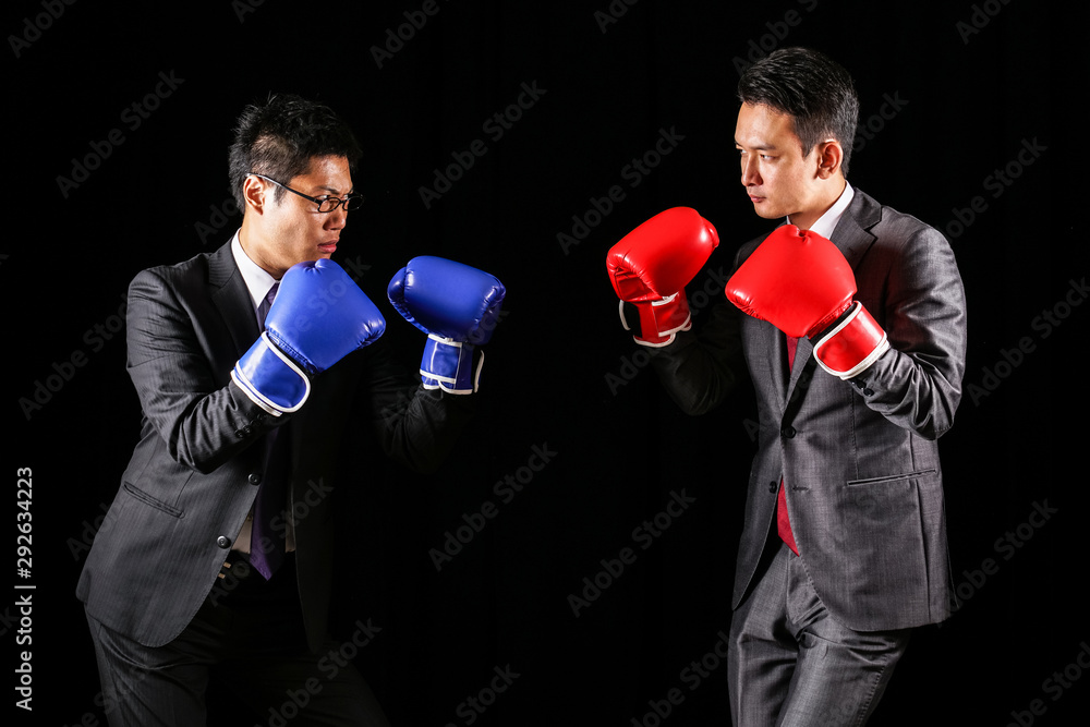 グローブで殴り合うサラリーマン