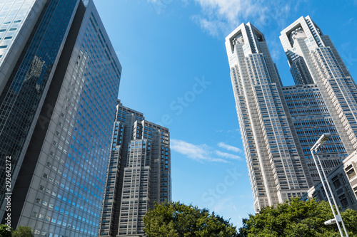 (東京都ｰ都市風景)青空の下の西新宿高層ビルと都庁５