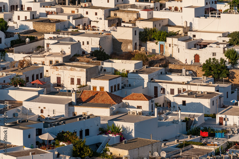 Fototapeta premium Übersicht über die Stadt Lindos auf Rhodos, Griechenland