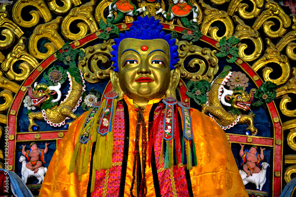 Eine vergoldete Buddhastatue in einem buddhistischen Kloster