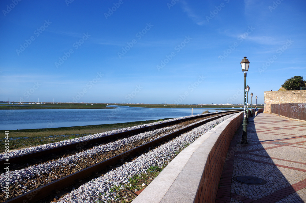 voie ferrée et vue sur la lagune, Faro, Portugal