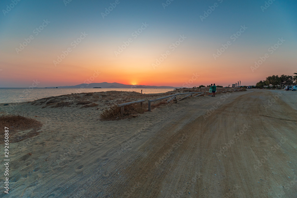 La spiaggia di Plaka al tramonto, isola di Naxos GR La spiaggia di Plaka al tramonto, isola di Naxos GR